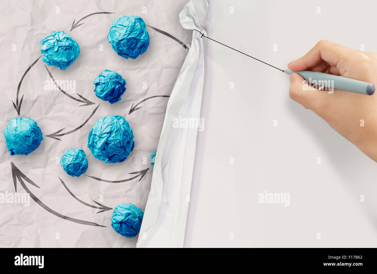 Carta sgualcita come rete sociale struttura su carta stropicciata concetto creativo Foto Stock