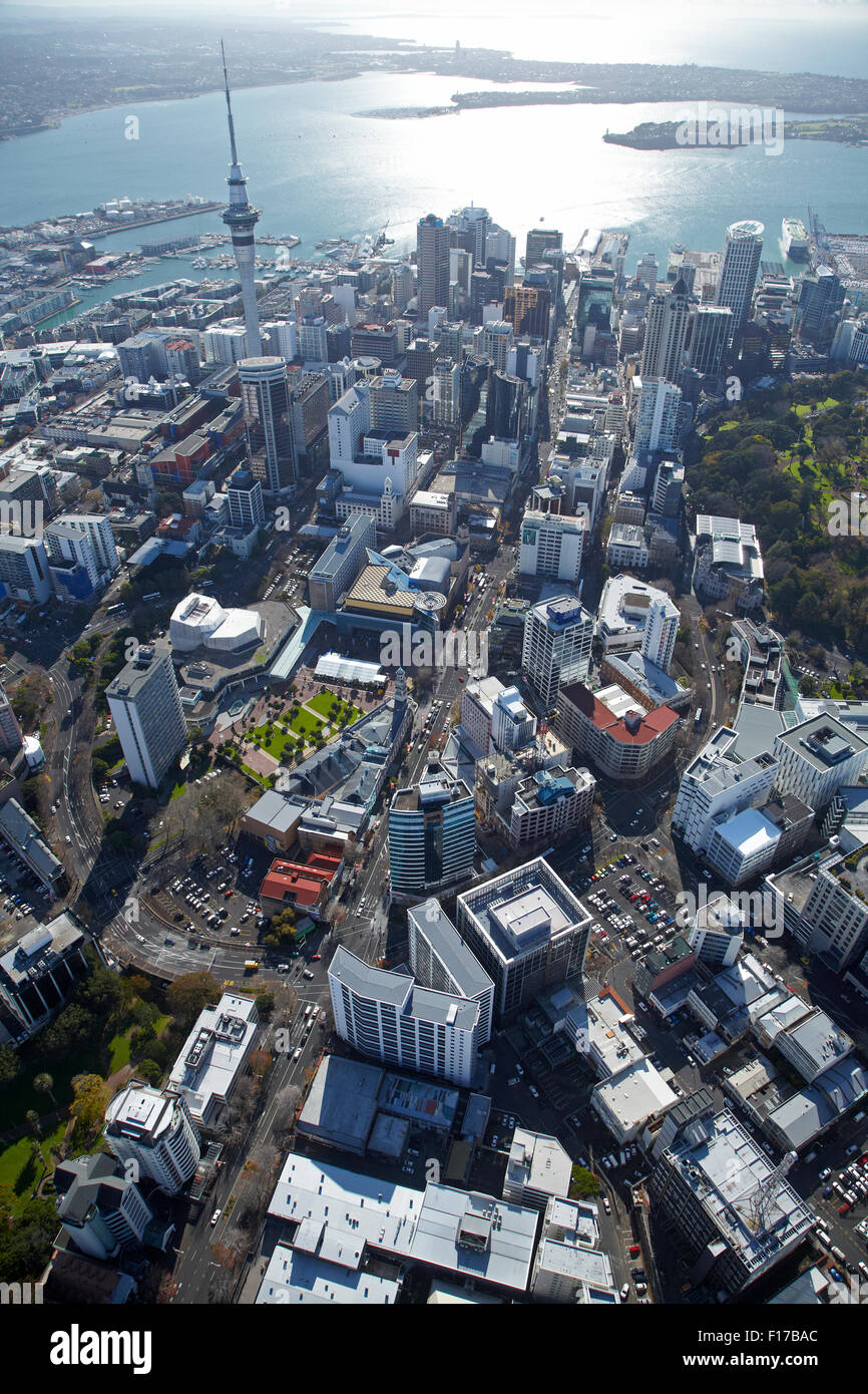Queen Street, Sky Tower e il CBD di Auckland, Isola del nord, Nuova Zelanda - aerial Foto Stock