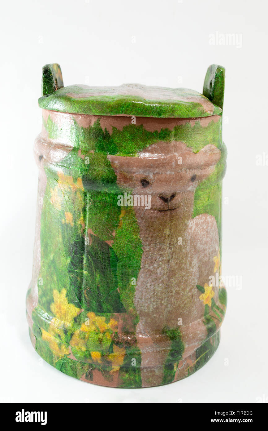 Decorate Decoupage modello animale vaso su sfondo bianco. Decoupage decoratoin Foto Stock