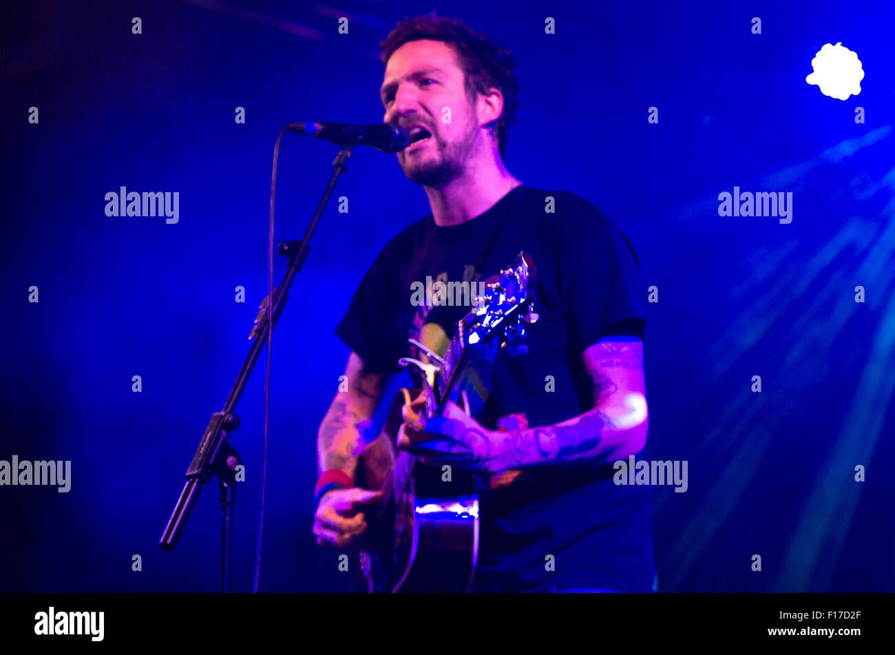 Frank Turner eseguendo sul Festival Repubblica stadio al festival di Leeds, Bramham Park, Leeds, Regno Unito Venerdì 28 Agosto 2015 Foto Stock