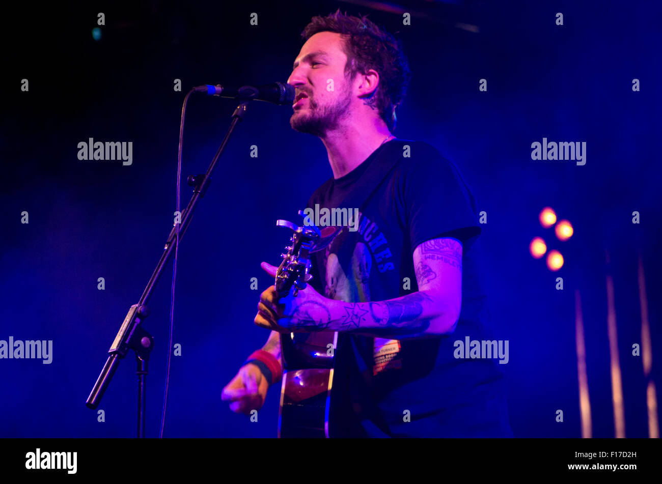 Frank Turner eseguendo sul Festival Repubblica stadio al festival di Leeds, Bramham Park, Leeds, Regno Unito Venerdì 28 Agosto 2015 Foto Stock