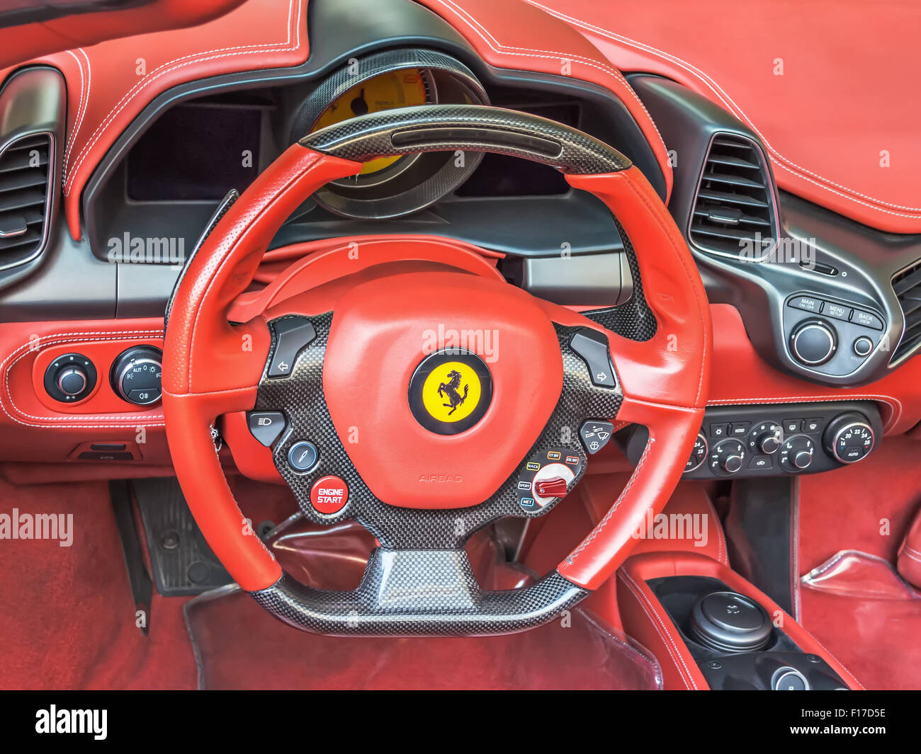 Ferrari 458 Italia rosso supercar italiana volante e sul cruscotto Foto  stock - Alamy