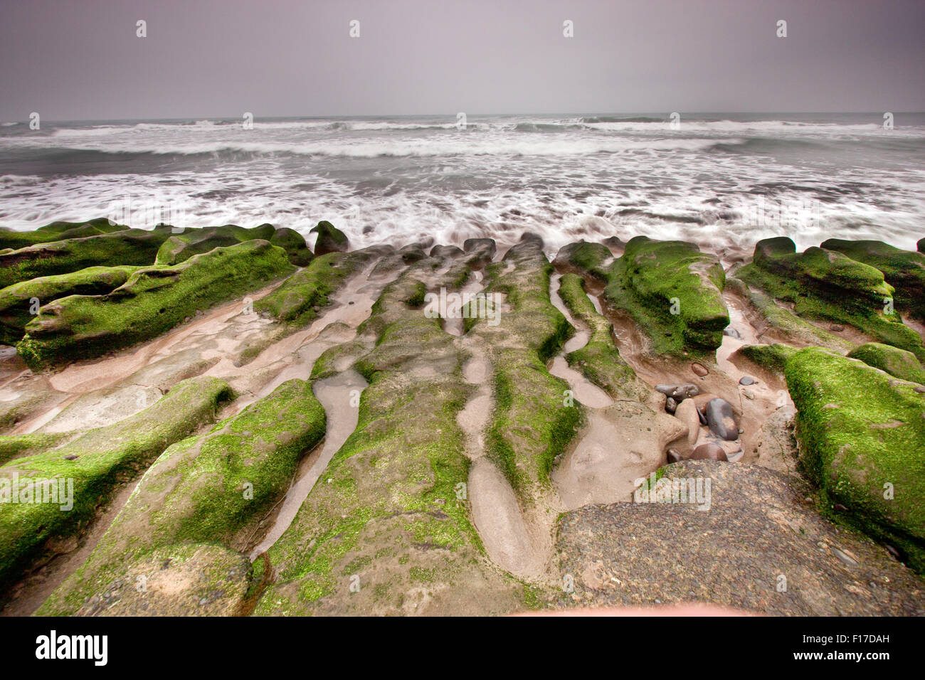 La molla scenic di verde la spiaggia di roccia in Taiwan Foto Stock