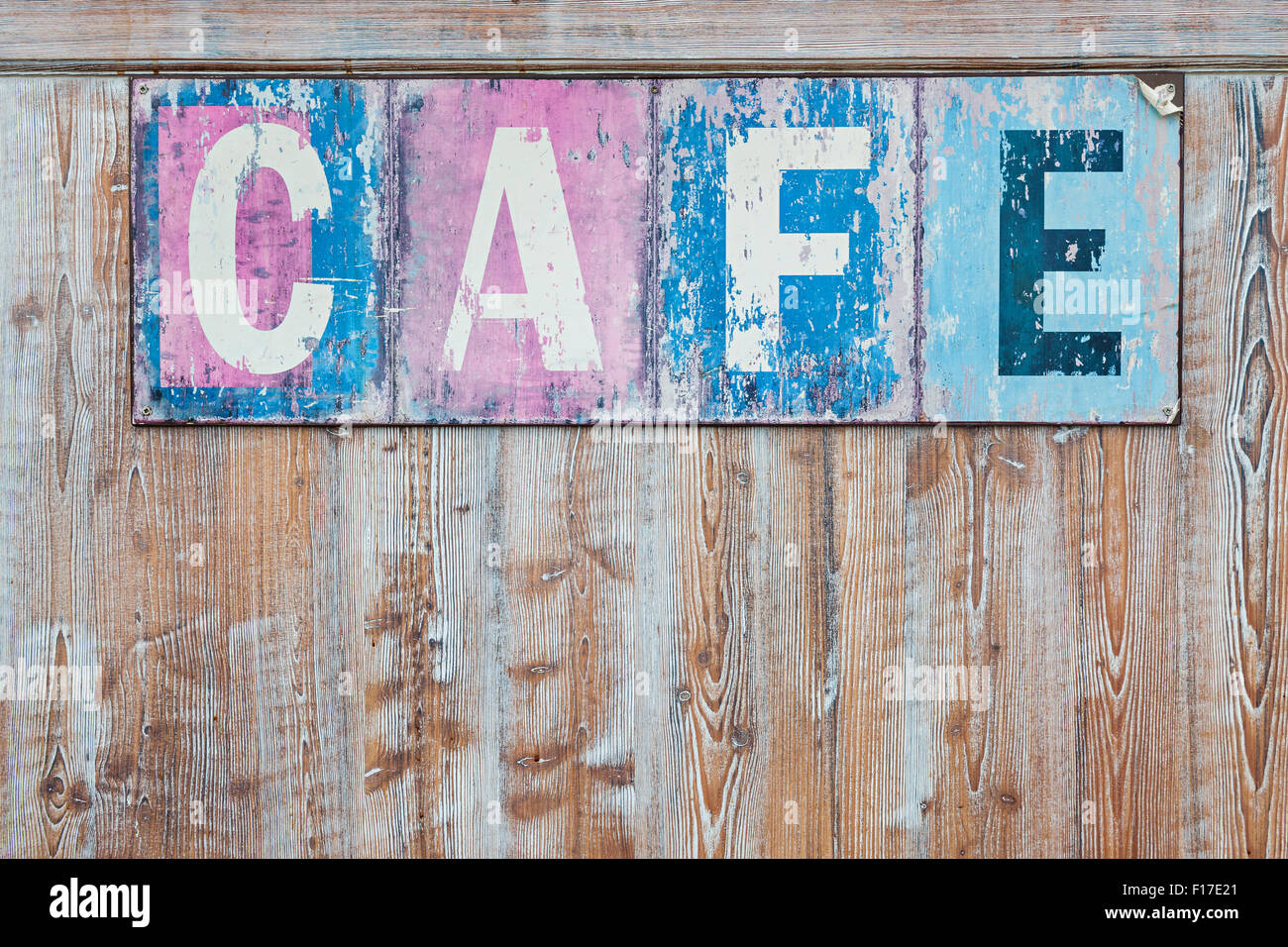 Vecchio weathered cafe sign on distressed rustica parete in legno Foto Stock