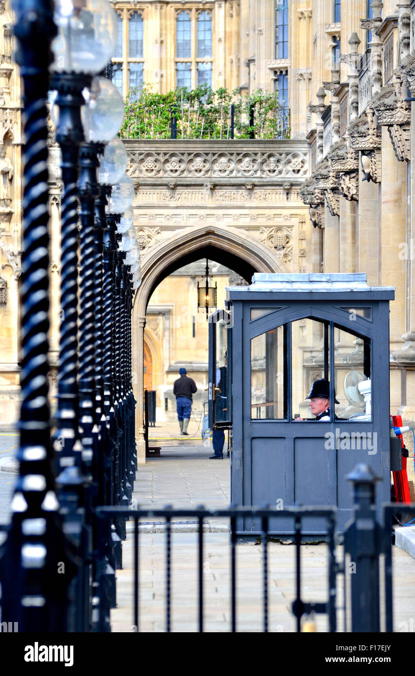 Londra, Inghilterra, Regno Unito. Sicurezza di polizia presso le Case del Parlamento, Westminster Foto Stock