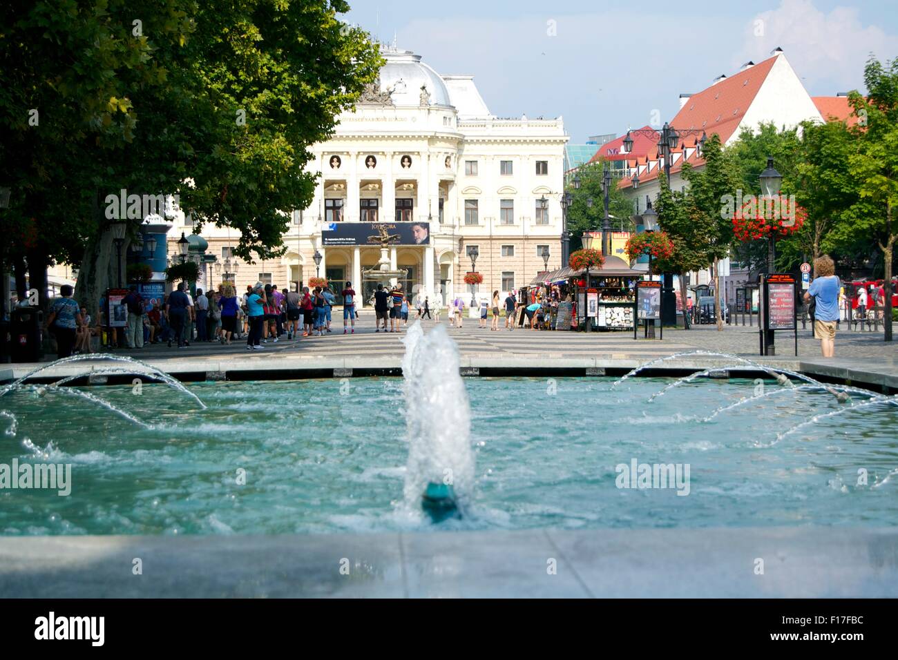 Piscina con acqua di fontane turisti Plaza Bratislava Foto Stock