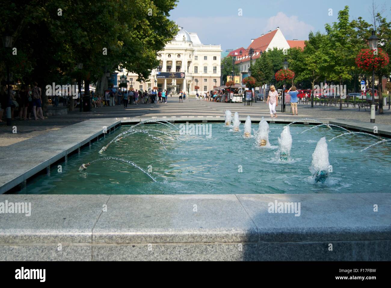 Piscina con acqua di fontane turisti Plaza Bratislava Foto Stock