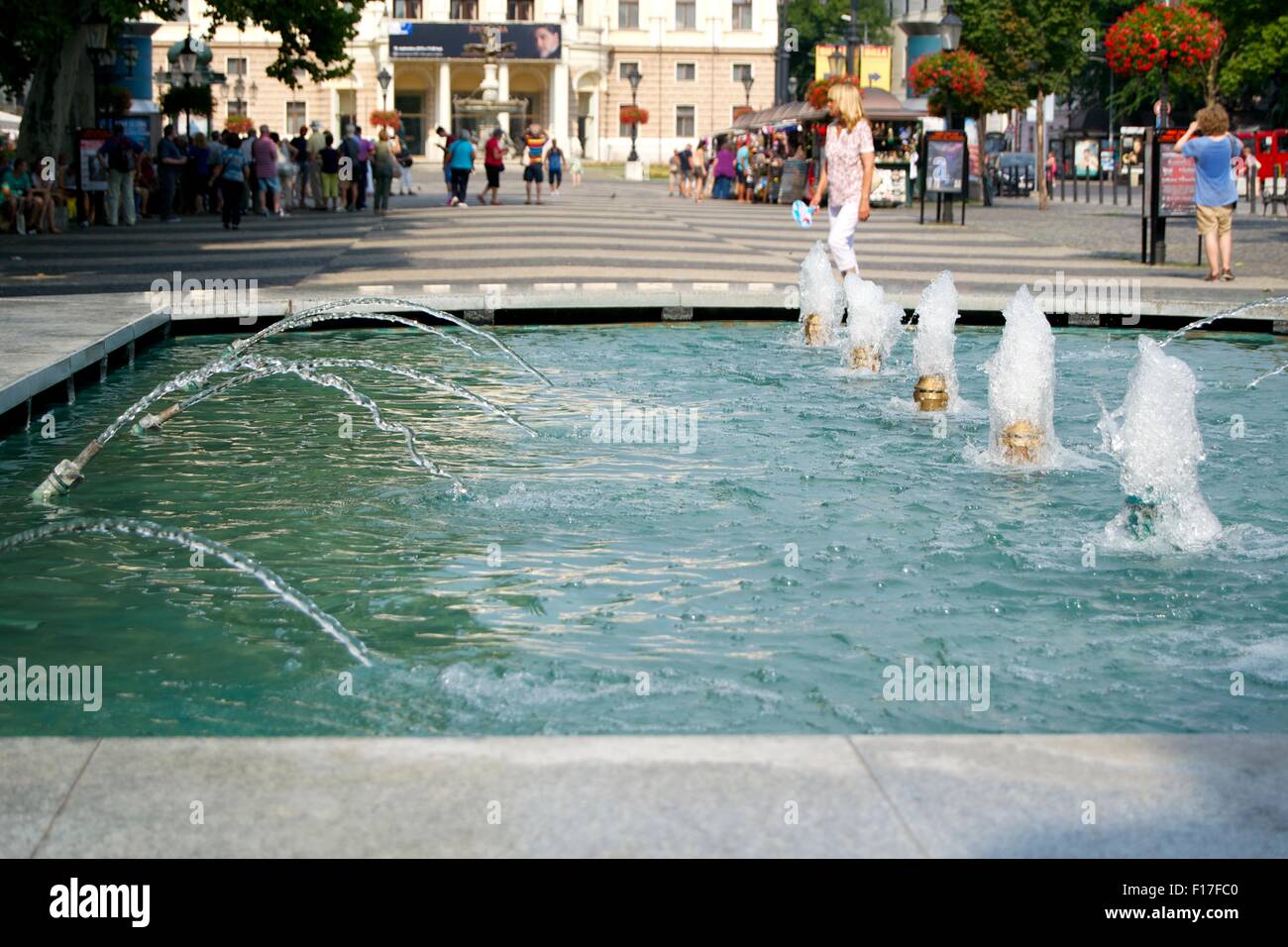 Piscina con acqua di fontane turisti Plaza Bratislava Foto Stock