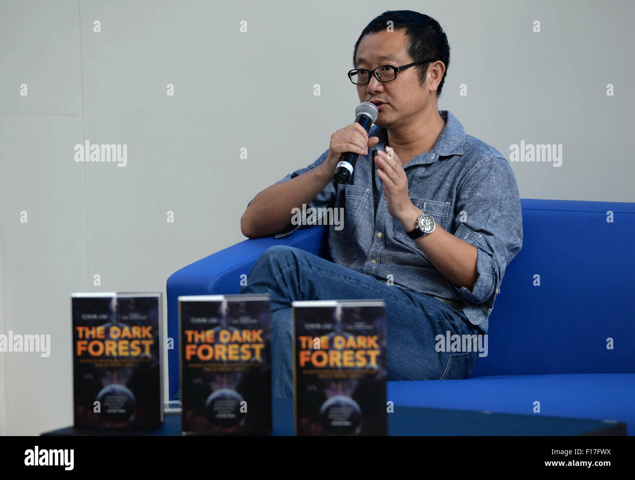 Pechino, Cina. Il 29 agosto, 2015. La fantascienza autore Liu Cixin risponde alle domande dei lettori in Pechino, capitale della Cina, il 29 agosto 2015. Liu Cixin, vincitore del 2015 Hugo Award per il miglior romanzo con il suo lavoro "Three-Body problema", a cui hanno partecipato un libro-firma per la versione in inglese del suo libro "La foresta scura di sabato. © Li Yibo/Xinhua/Alamy Live News Foto Stock