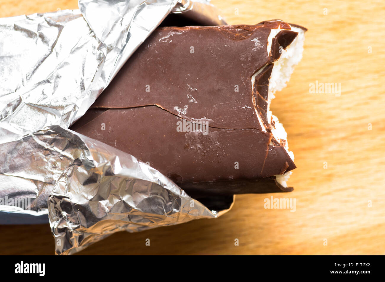 Morso di gelato al cioccolato su un bastone vista superiore Foto Stock