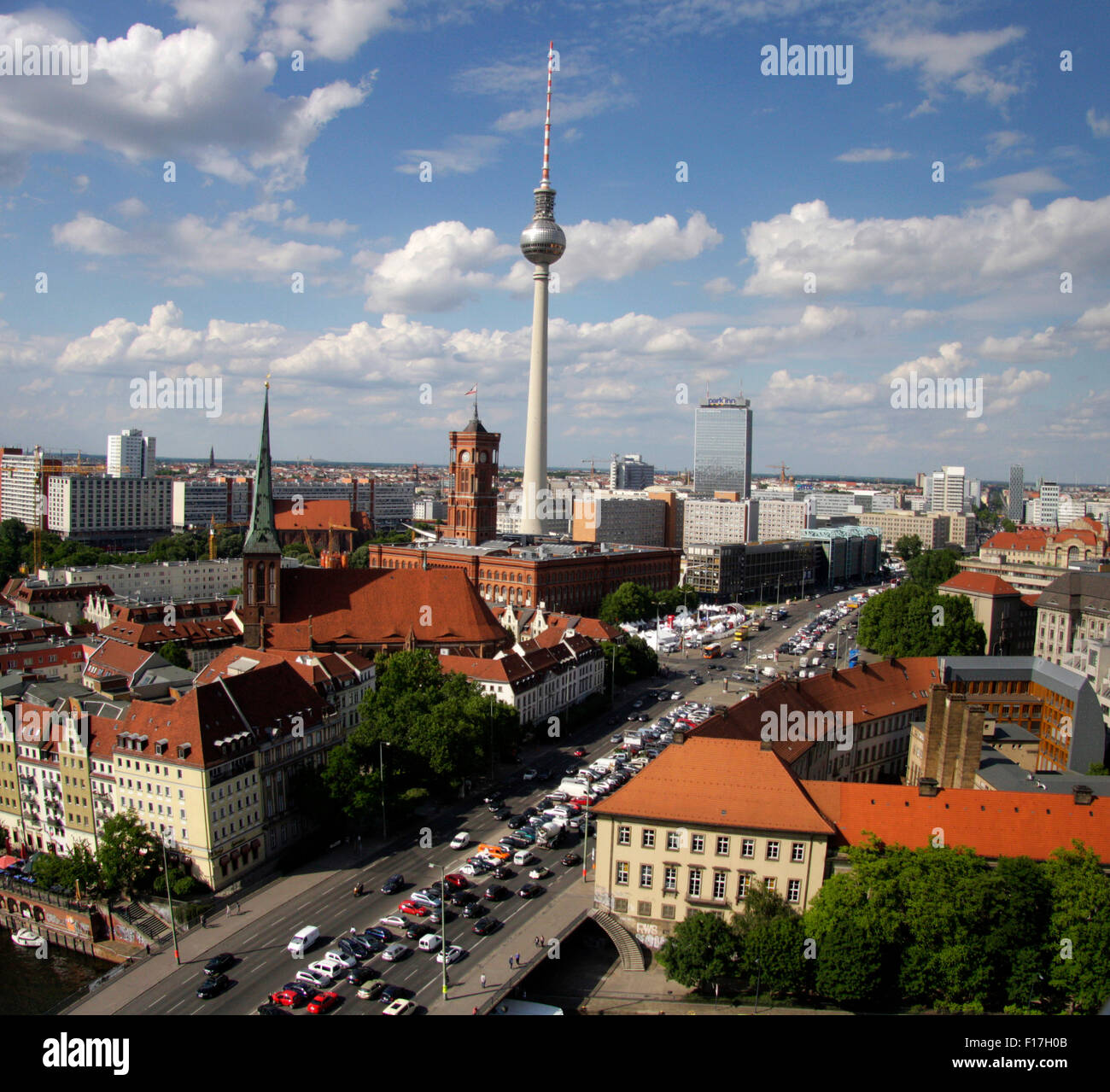 Panorama: Luftbild: Skyline von Berlin Mitte mit Fernsehturm, Forum Hotel, Rotes Rathaus, Fischerinsel, Berlino. Foto Stock