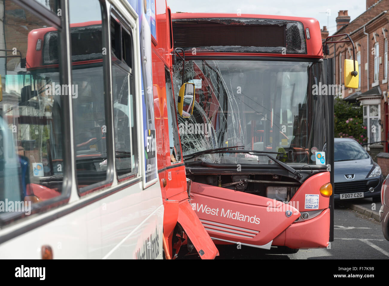 Birmingham, Regno Unito. Il 29 agosto, 2015. L'autobus danneggiato su Addison Road in Kings Heath, Birmingham. Tredici vittime sono state trattate compresi entrambi i conducenti di autobus che doveva essere tagliato libero dalle loro cabine. Credito: Michael Scott/Alamy Live News Foto Stock