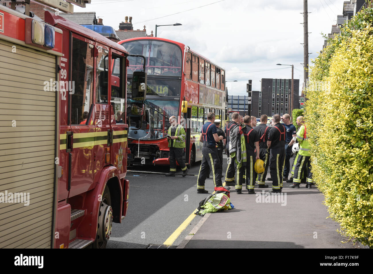 Birmingham, Regno Unito. Il 29 agosto, 2015. Vigili del fuoco sulla scena in corrispondenza di una testata sul bus crash che è accaduto a 10:59, 13 feriti dovevano essere trattate per varie lesioni. Credito: Michael Scott/Alamy Live News Foto Stock