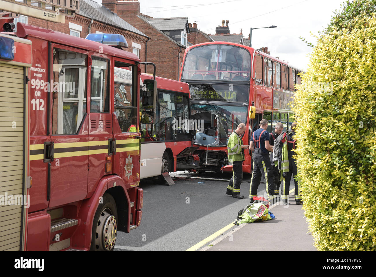 Birmingham, Regno Unito. Il 29 agosto, 2015. Vigili del fuoco sulla scena in corrispondenza di una testata sul bus crash che è accaduto a 10:59, 13 feriti dovevano essere trattate per varie lesioni. Credito: Michael Scott/Alamy Live News Foto Stock