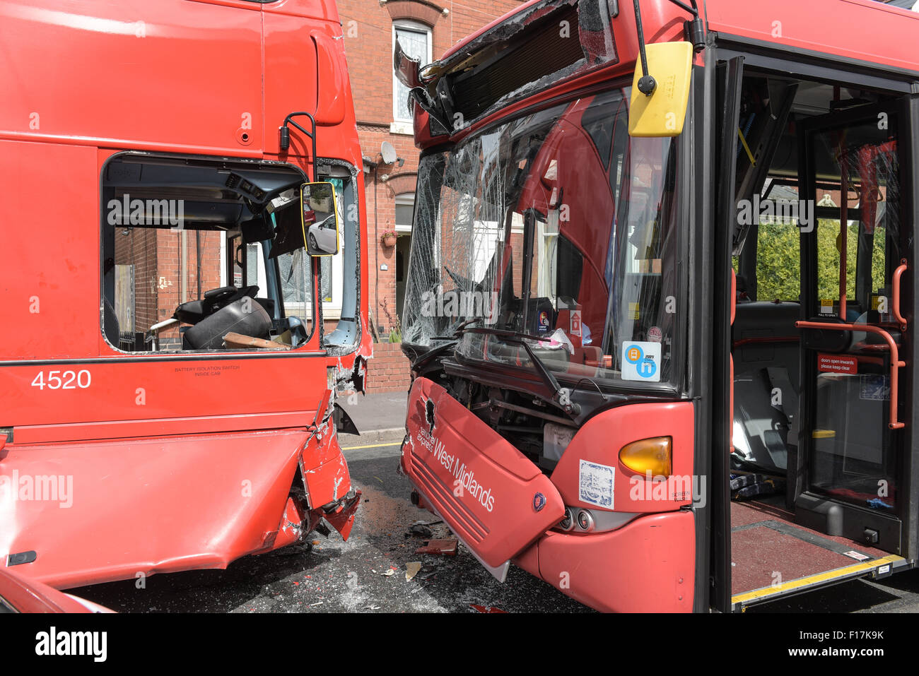 Birmingham, Regno Unito. Il 29 agosto, 2015. L'autobus danneggiato su Addison Road in Kings Heath, Birmingham. Tredici vittime sono state trattate compresi entrambi i conducenti di autobus che doveva essere tagliato libero dalle loro cabine. Credito: Michael Scott/Alamy Live News Foto Stock