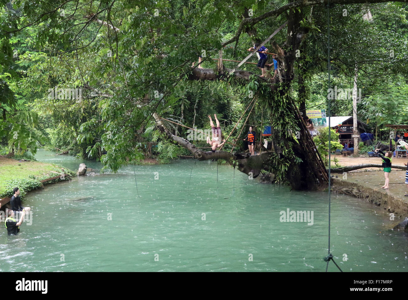 Blue Lagoon meta turistica jumping da albero nel lago Foto Stock