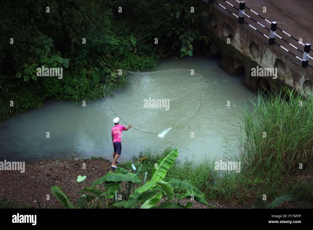 Buttare net cast net pesca fiume Meekong tradizionale Foto Stock