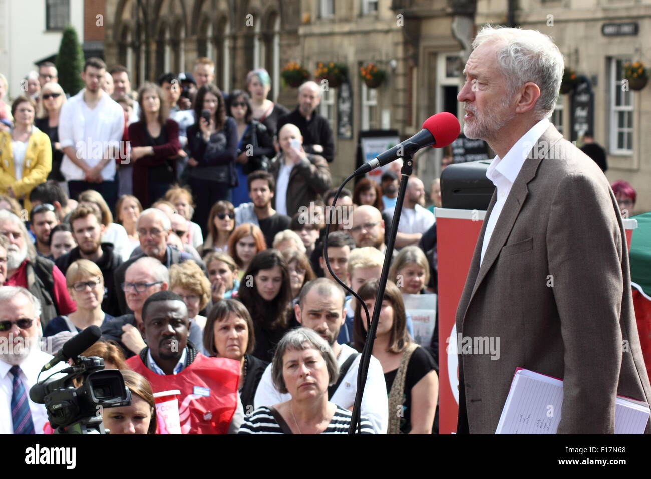 Sheffield, Regno Unito. Il 29 agosto 2015. Partito Laburista candidato di leadership, Jeremy Corbyn parla ai fedeli riuniti in piazza Tudor, Sheffield South Yorkshire prima di rivolgersi a un pubblico all interno della città Crucible Theatre. Corbyn è la capofila del partito laburista concorso di leadership che si chiude il 10 settembre con risultati ha annunciato il 12 settembre 2015. Credito: Matthew Taylor/Alamy Live News Foto Stock