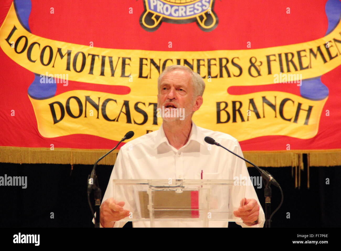 Sheffield, Regno Unito. Il 29 agosto 2015. Partito Laburista candidato di leadership, Jeremy Corbyn (centro) indirizzi i sostenitori di un' rally all'interno del crogiolo Theatre, Sheffield South Yorkshire. Corbyn è la capofila del partito laburista concorso di leadership che si chiude il 10 settembre con risultati ha annunciato il 12 settembre 2015. Credito: Deborah Vernon/Alamy Live News Foto Stock