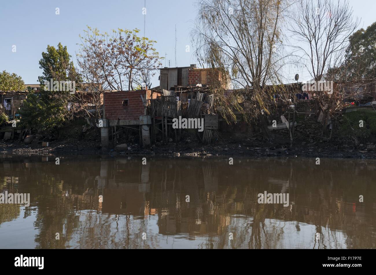 Buenos Aires, Argentina. Il 27 agosto, 2015. La Matanza River è un 64km in streaming in Argentina che ha origine nella provincia di Buenos Aires e definisce il confine a sud di Buenos Aires distretto federale, dove è chiamato Riachuelo. È la maggior parte del fiume contaminato in Argentina, classifica tra i 30 più bacini inquinati nel mondo, e trattiene anche la più alta densità di popolazione nel paese. Credito: ZUMA Press, Inc./Alamy Live News Foto Stock