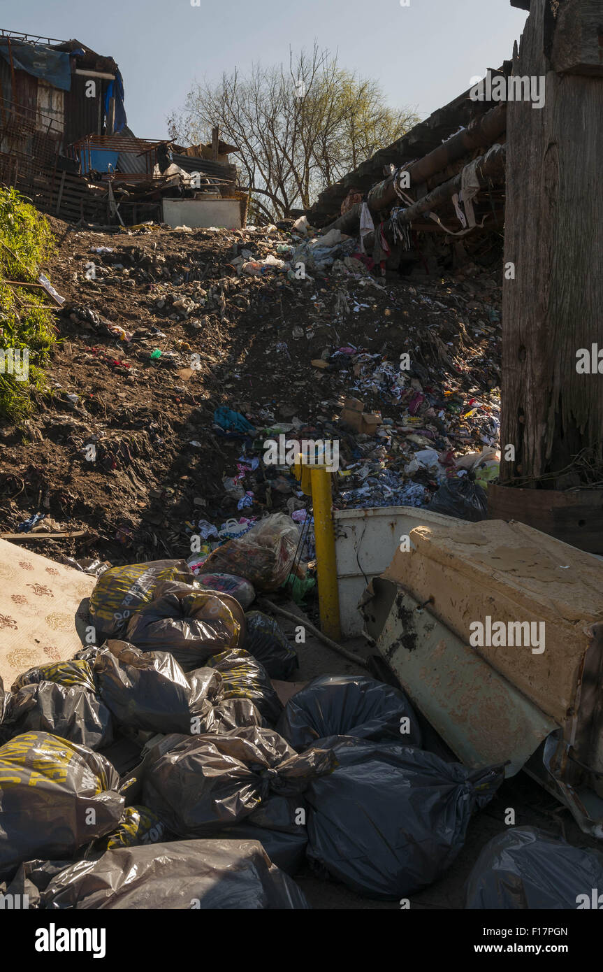 Buenos Aires, Argentina. Il 27 agosto, 2015. La Matanza River è un 64km in streaming in Argentina che ha origine nella provincia di Buenos Aires e definisce il confine a sud di Buenos Aires distretto federale, dove è chiamato Riachuelo. È la maggior parte del fiume contaminato in Argentina, classifica tra i 30 più bacini inquinati nel mondo, e trattiene anche la più alta densità di popolazione nel paese. Credito: ZUMA Press, Inc./Alamy Live News Foto Stock