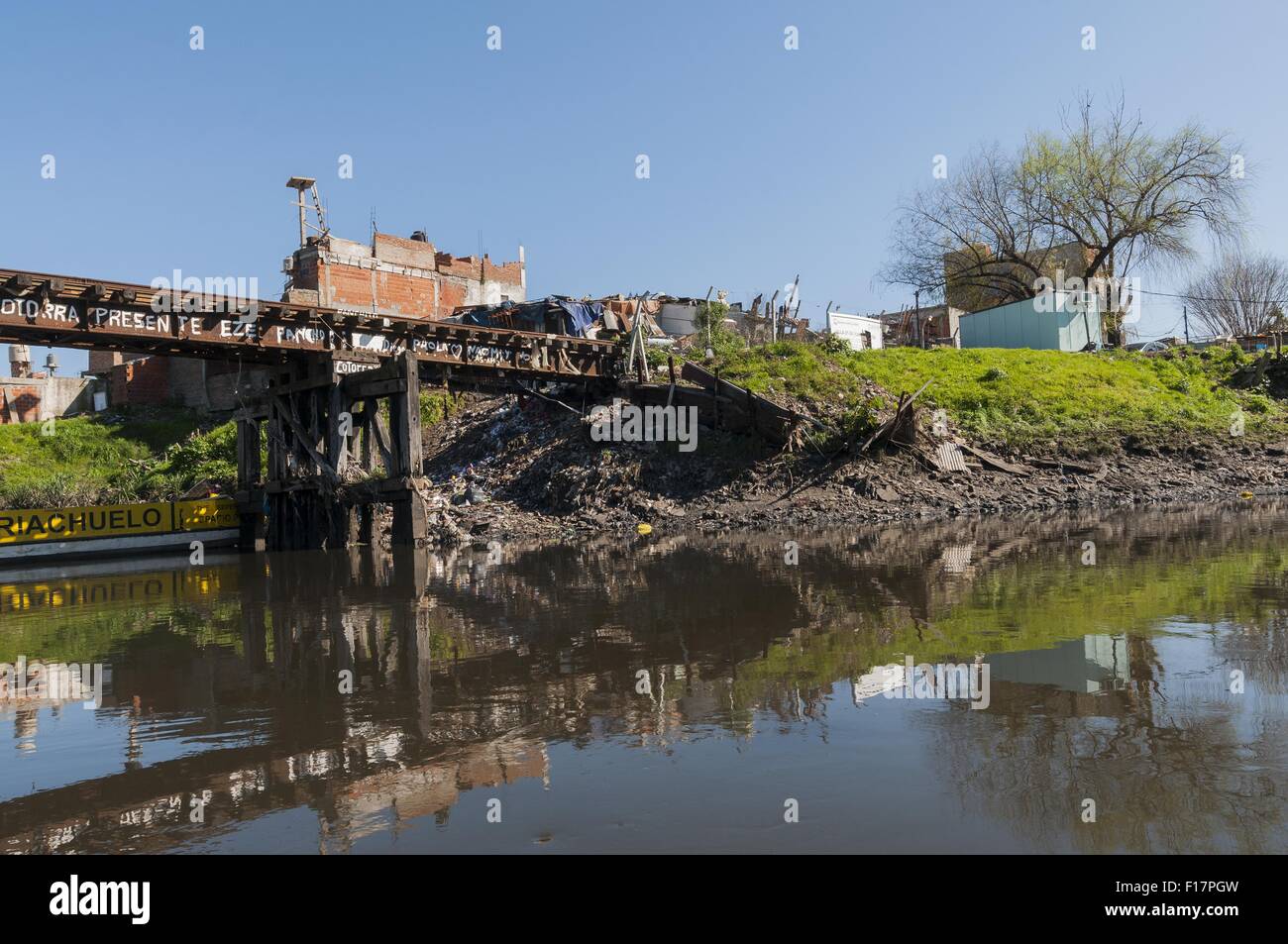 Buenos Aires, Argentina. Il 27 agosto, 2015. La Matanza River è un 64km in streaming in Argentina che ha origine nella provincia di Buenos Aires e definisce il confine a sud di Buenos Aires distretto federale, dove è chiamato Riachuelo. È la maggior parte del fiume contaminato in Argentina, classifica tra i 30 più bacini inquinati nel mondo, e trattiene anche la più alta densità di popolazione nel paese. Credito: ZUMA Press, Inc./Alamy Live News Foto Stock