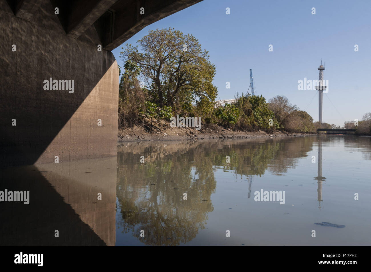 Buenos Aires, Argentina. Il 27 agosto, 2015. La Matanza River è un 64km in streaming in Argentina che ha origine nella provincia di Buenos Aires e definisce il confine a sud di Buenos Aires distretto federale, dove è chiamato Riachuelo. È la maggior parte del fiume contaminato in Argentina, classifica tra i 30 più bacini inquinati nel mondo, e trattiene anche la più alta densità di popolazione nel paese. Credito: ZUMA Press, Inc./Alamy Live News Foto Stock