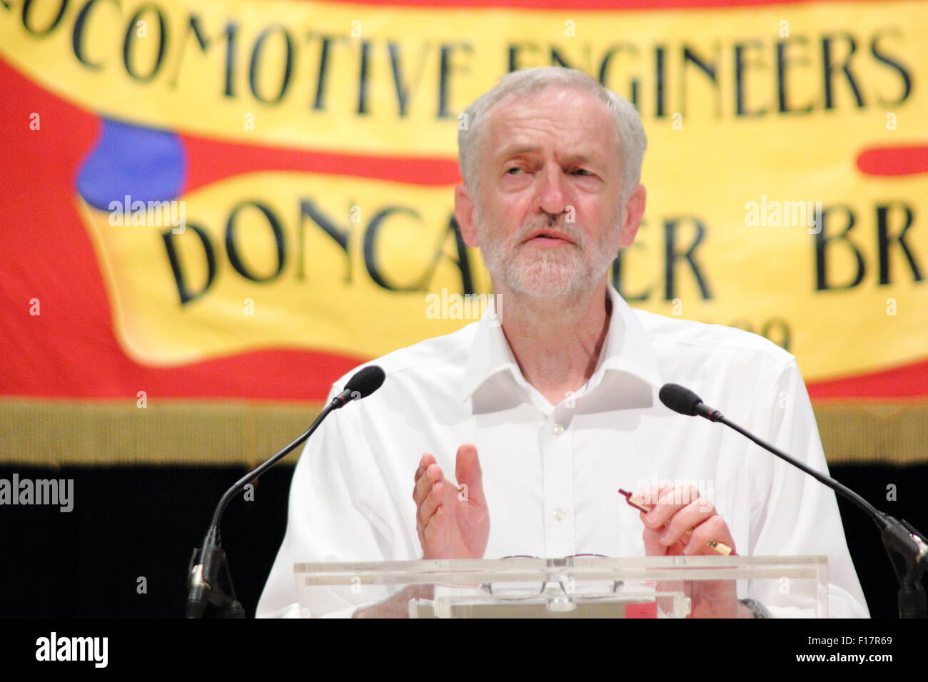 Sheffield, Regno Unito. Il 29 agosto 2015. Partito Laburista candidato di leadership, Jeremy Corbyn indirizzi i sostenitori di un' rally all'interno del crogiolo Theatre, Sheffield South Yorkshire. Corbyn rimane i bookmakers' favorito nella leadership laburista concorso che si chiude il 10 settembre con risultati ha annunciato il 12 settembre 2015. Credito: Matthew Taylor/Alamy Live News Foto Stock