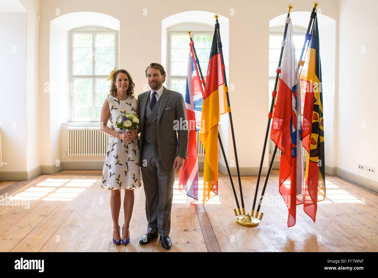 Weimar, Germania. Il 29 agosto, 2015. Il principe Georg-Constantin di Saxony-Weimar-Eisenach e il british Olivia Rachelle pagina stand nel municipio di Weimar dopo esserci sposati in una cerimonia civile, a Weimar, Germania, 29 agosto 2015. La chiesa matrimonio sarà celebrato il prossimo anno in Inghilterra. Foto: CANDY WELZ/dpa/Alamy Live News Foto Stock