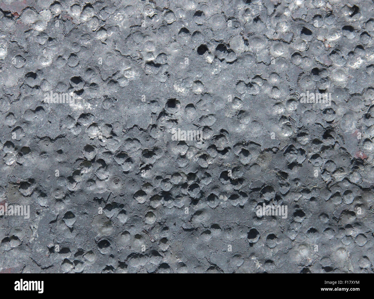 I pellets da un fucile da caccia di blast hanno reso i crateri in un segno di alluminio. Foto Stock