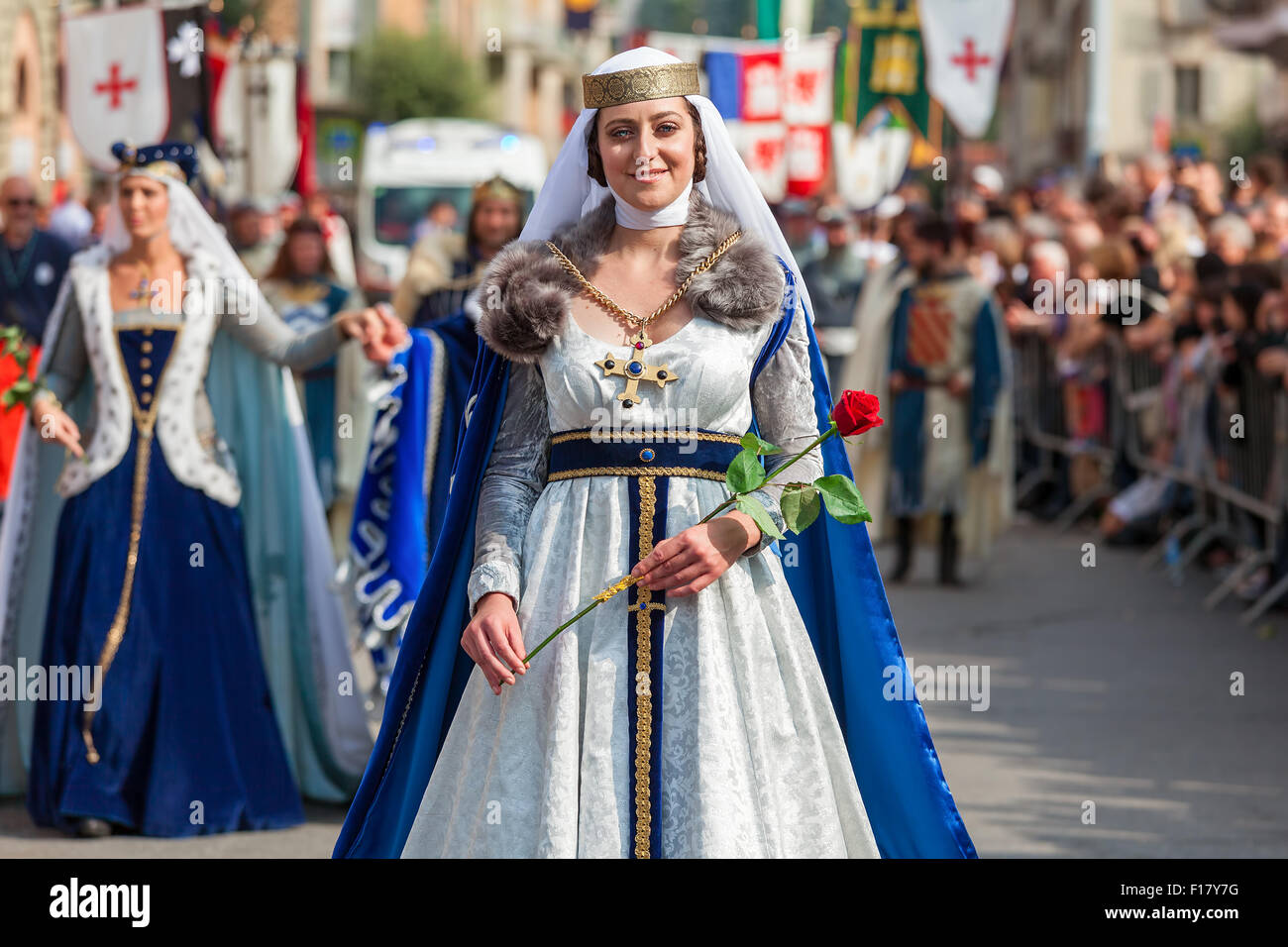 Partecipante nella storica abito nobile sulla parata medievale di Alba, Italia. Foto Stock