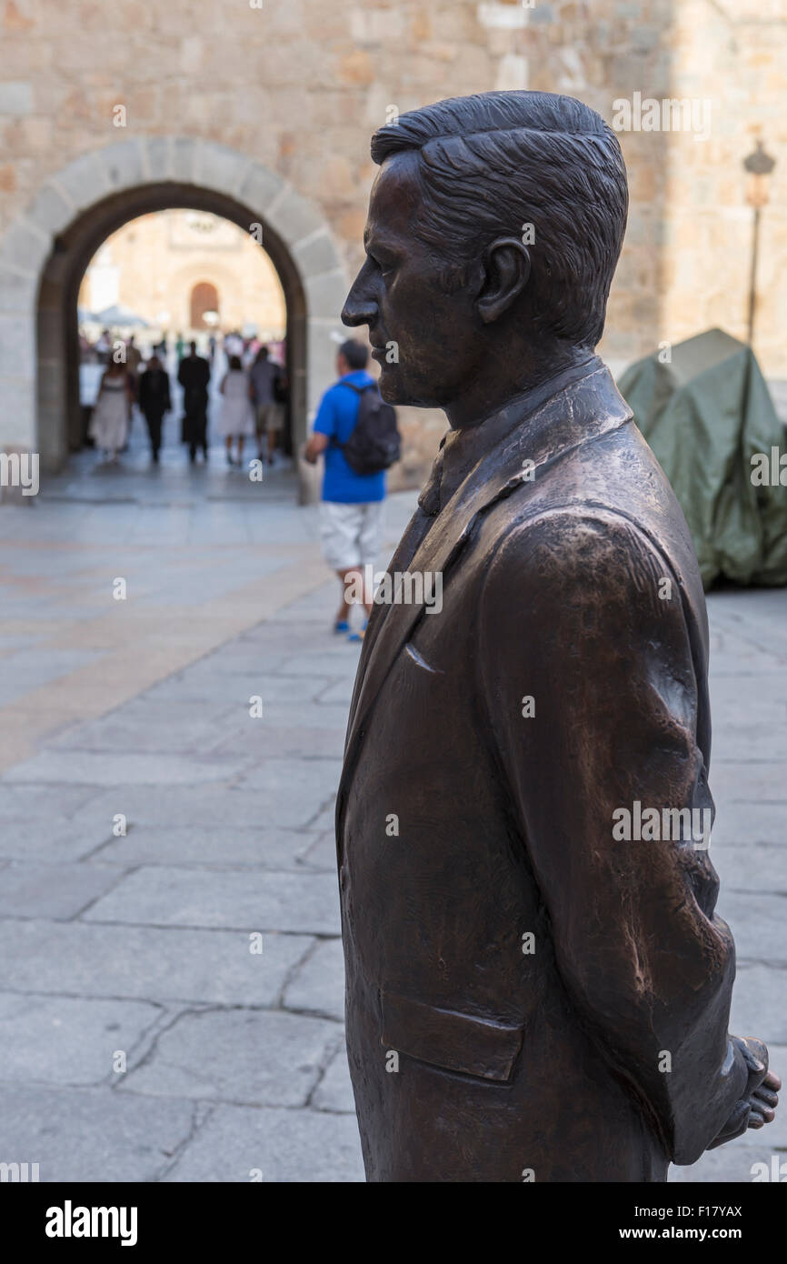 Avila, Spagna - 10 August 2015: Statua di Adolfo Suárez González, egli è stato un presidente di Spagna, fatto in bronzo a grandezza naturale, pl Foto Stock