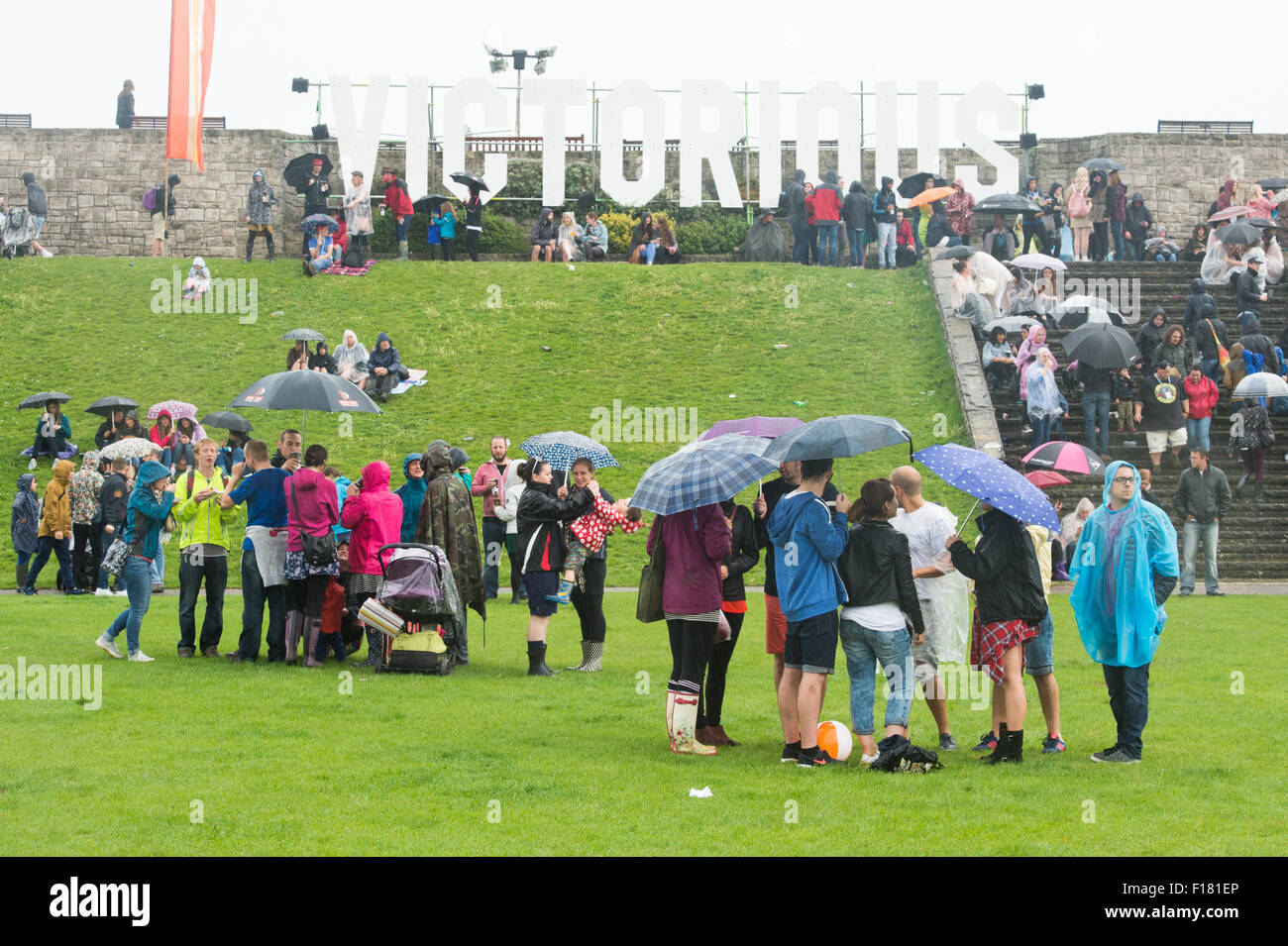 Portsmouth, Regno Unito. Il 29 agosto 2015. Vittorioso Festival - Sabato. Sfidando la pioggia al Festival di Vittoriosa. Credito: MeonStock/Alamy Live News Foto Stock