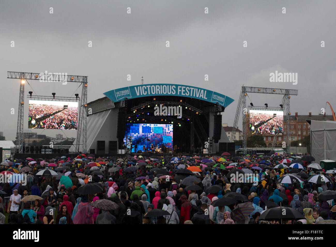 Portsmouth, Regno Unito. Il 29 agosto 2015. Festival vittoriosa sabato wash out. La folla watch The Fratellis sul palco principale, come la pioggia si riversa verso il basso. Credito: Alex Bailey / Alamy Live News Foto Stock