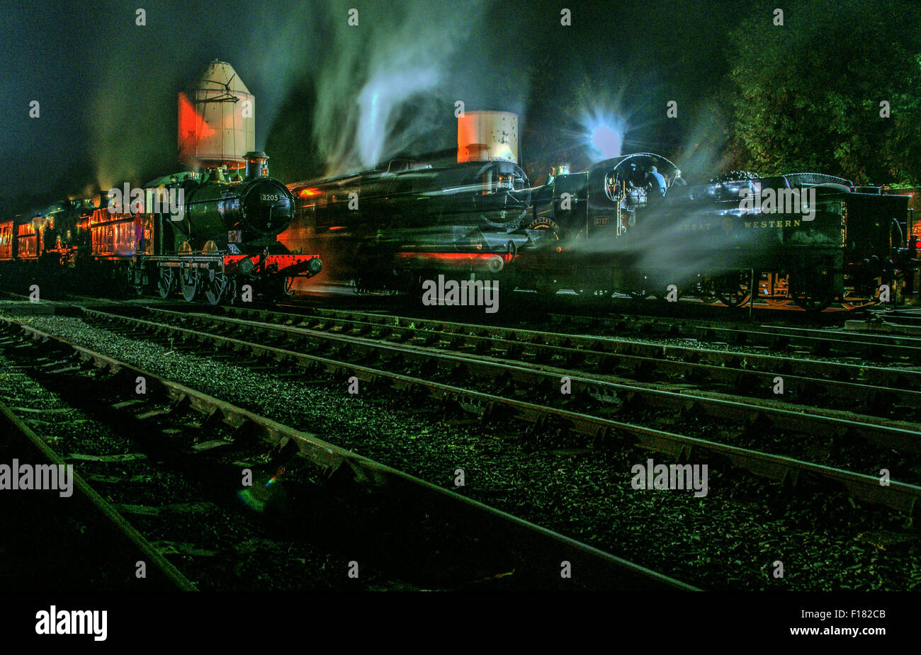Scena notturna a Bewdley su SVR. LMS Giubileo 5690 classe Leander uscire, 3717 Città di Truro, GWR 0-6-0 3205, in piedi Foto Stock
