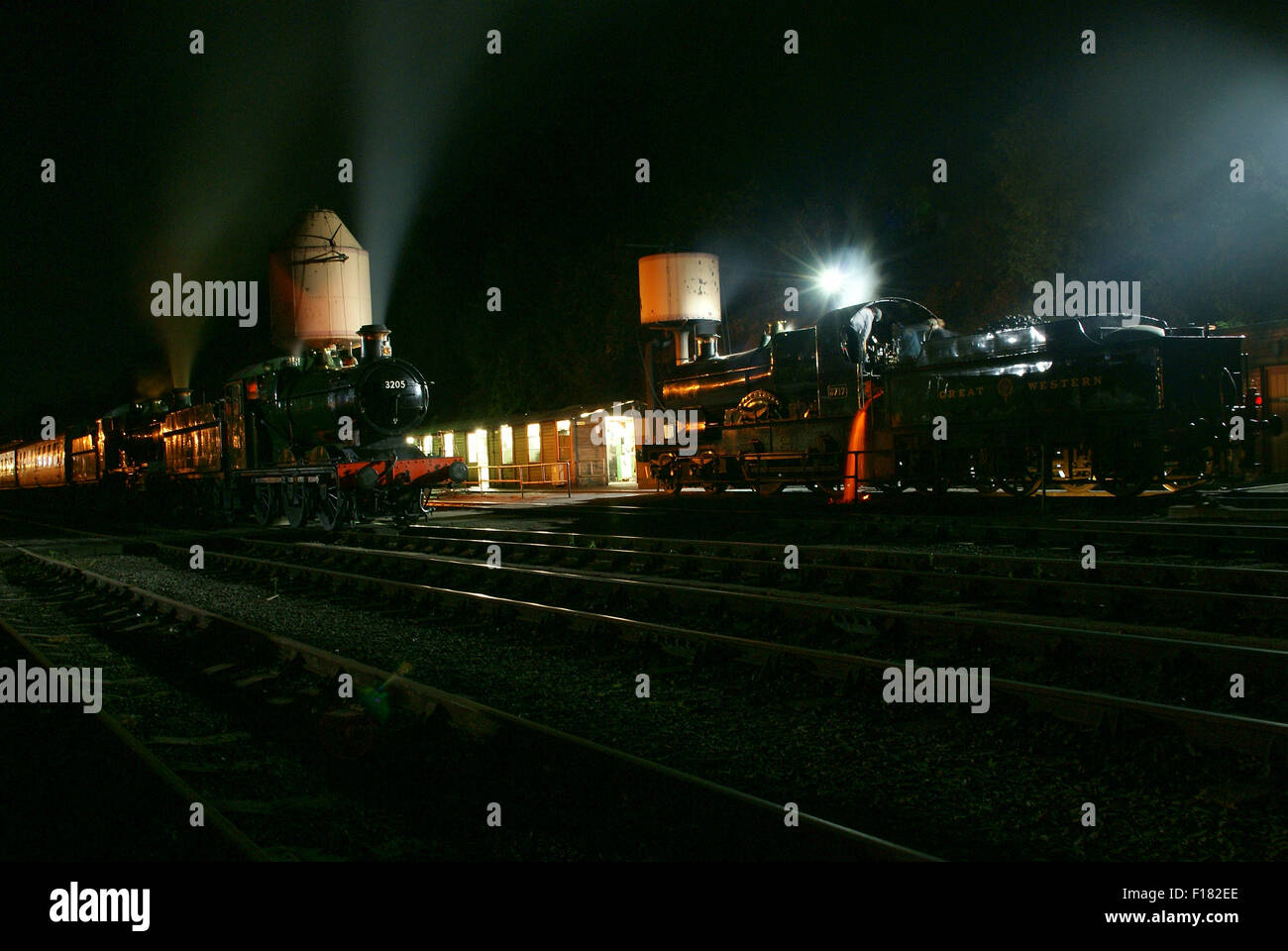 Scena notturna a Baja Sardinia con GWR Classe 3700 3717 Città di Truro e GWR 0-6-0 n. 3205. Città di Truro si sta svuotando il suo focolare Foto Stock