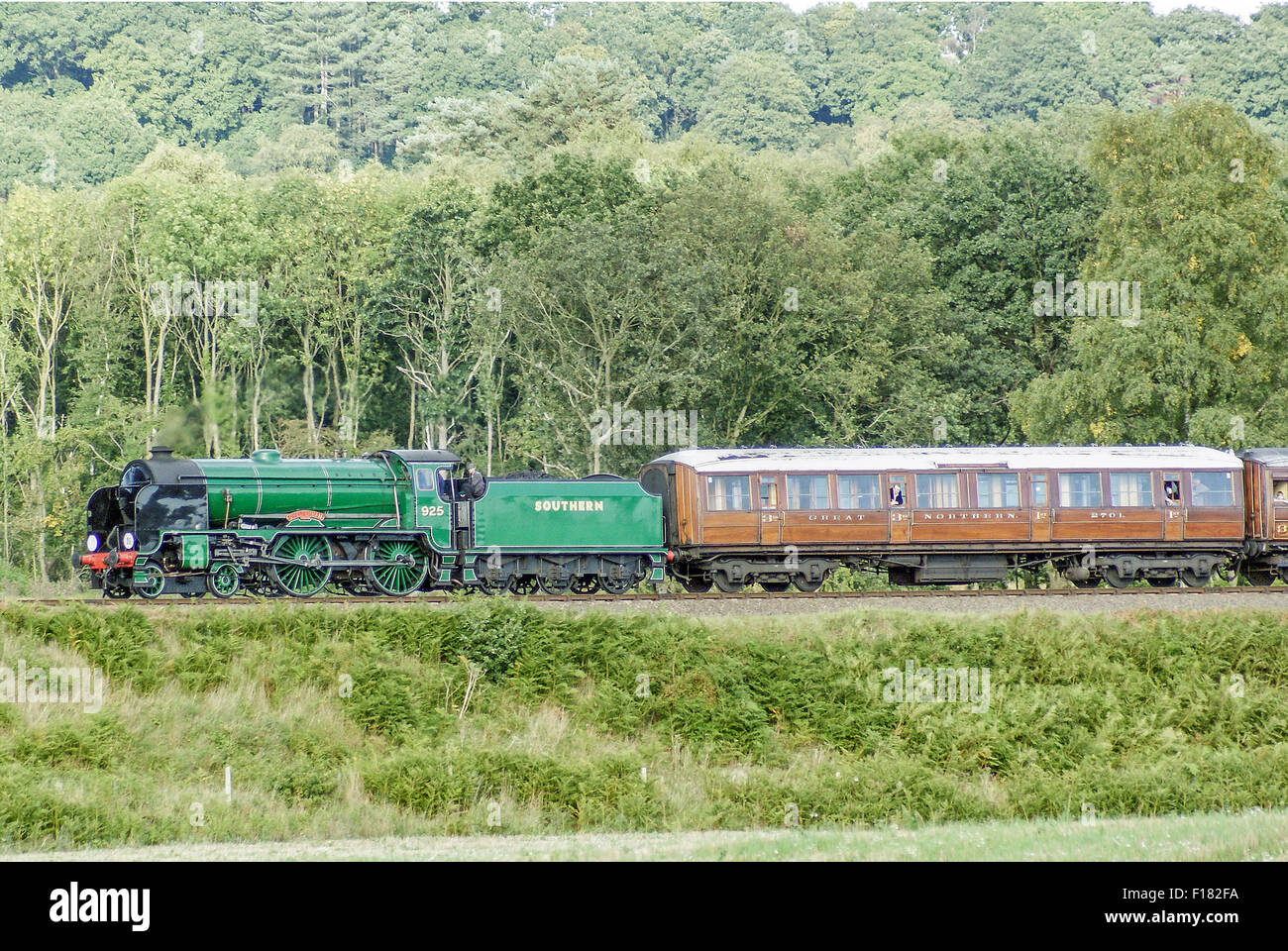 Le scuole del sud classe 925, 4-6-0 Cheltenham passando il poligono di tiro, Kidderminster Foto Stock