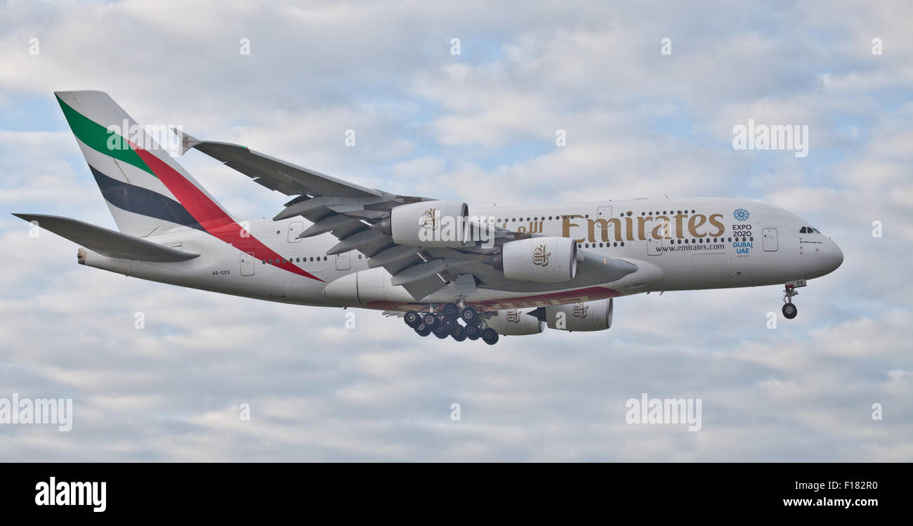 Emirates Airline Airbus A380 Super Jumbo A6-EEE venuta in terra a Londra Heathrow Airport LHR Foto Stock