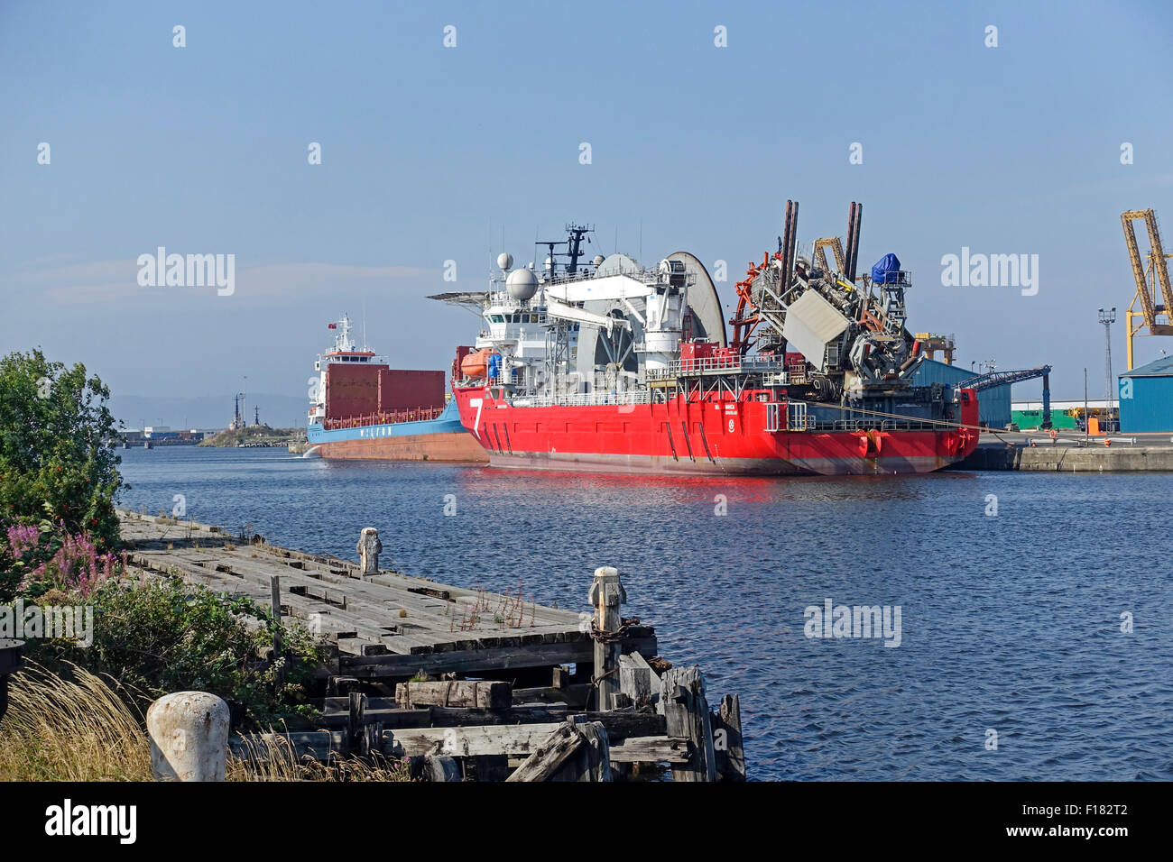 Posa di tubo recipiente sette Navica ormeggiata in Leith Docks Leith Edimburgo in Scozia Foto Stock