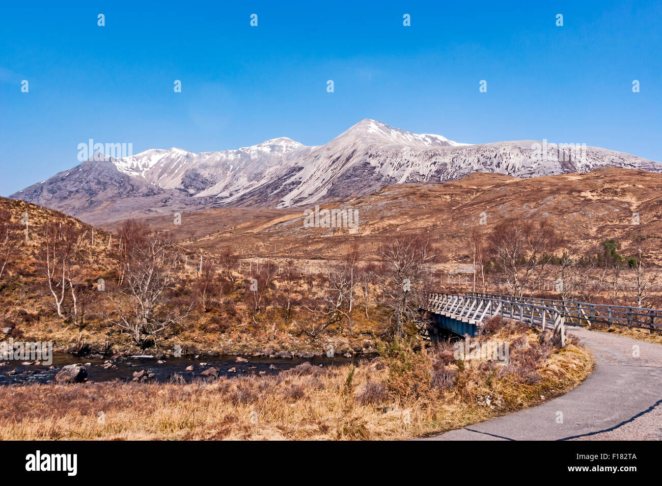 Beinn Eighe in Torridon Highlands occidentali della Scozia vista dal ponte che conduce a Loch Clair Foto Stock