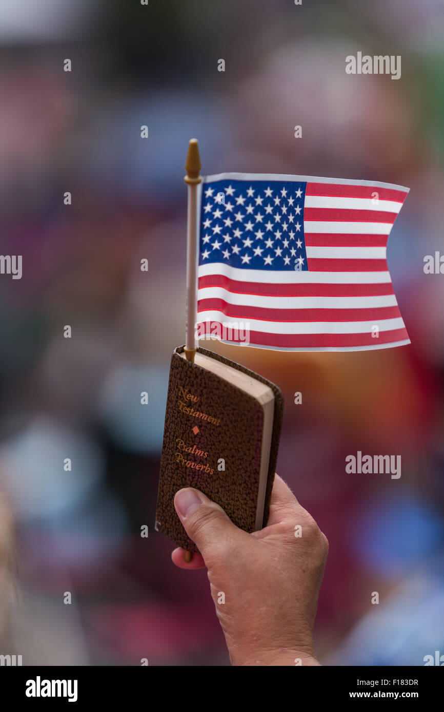 Un cristiano evangelico detiene una bibbia e bandiera durante lo stand con Dio " rally Agosto 29, 2015 in Columbia, SC. Migliaia di cristiani conservatori riuniti presso la casa di stato al rally contro il matrimonio gay e ascoltare GOP candidati presidenziali Gov. Rick Perry e il senatore Ted Cruz parlare. Foto Stock