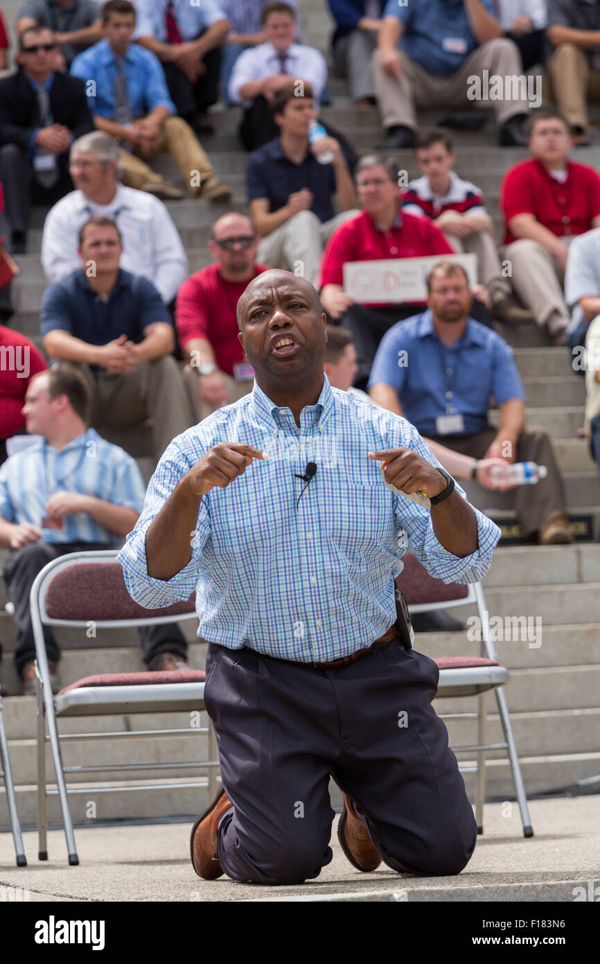 Stati Uniti Il senatore Tim Scott (R-SC) risolve un raduno di cristiani evangelici durante lo stand con Dio " rally Agosto 29, 2015 in Columbia, SC. Migliaia di cristiani conservatori riuniti presso la casa di stato al rally contro il matrimonio gay e ascoltare GOP candidati presidenziali Gov. Rick Perry e il senatore Ted Cruz parlare. Foto Stock