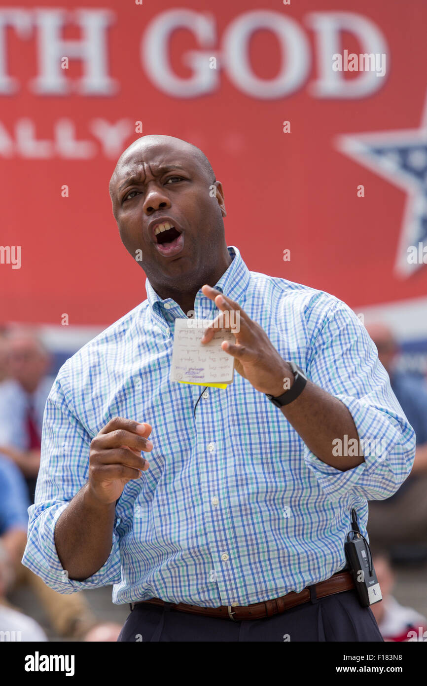 Stati Uniti Il senatore Tim Scott (R-SC) risolve un raduno di cristiani evangelici durante lo stand con Dio " rally Agosto 29, 2015 in Columbia, SC. Migliaia di cristiani conservatori riuniti presso la casa di stato al rally contro il matrimonio gay e ascoltare GOP candidati presidenziali Gov. Rick Perry e il senatore Ted Cruz parlare. Foto Stock