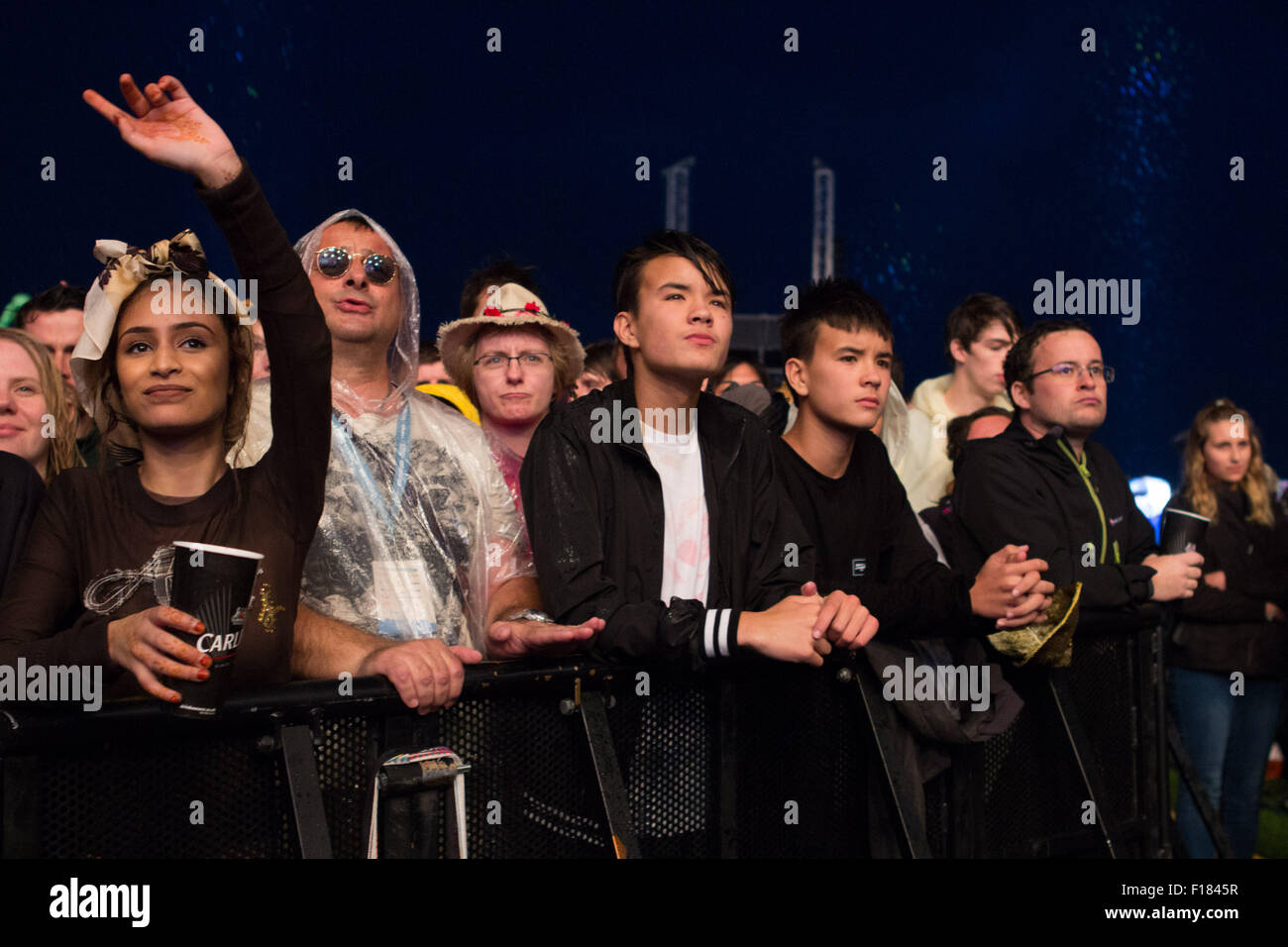 Portsmouth, Regno Unito. Il 29 agosto 2015. Festival vittoriosa sabato wash out. La folla guarda Primal Scream sul palco principale, come la pioggia si riversa verso il basso. Credito: Alex Bailey / Alamy Live News Foto Stock