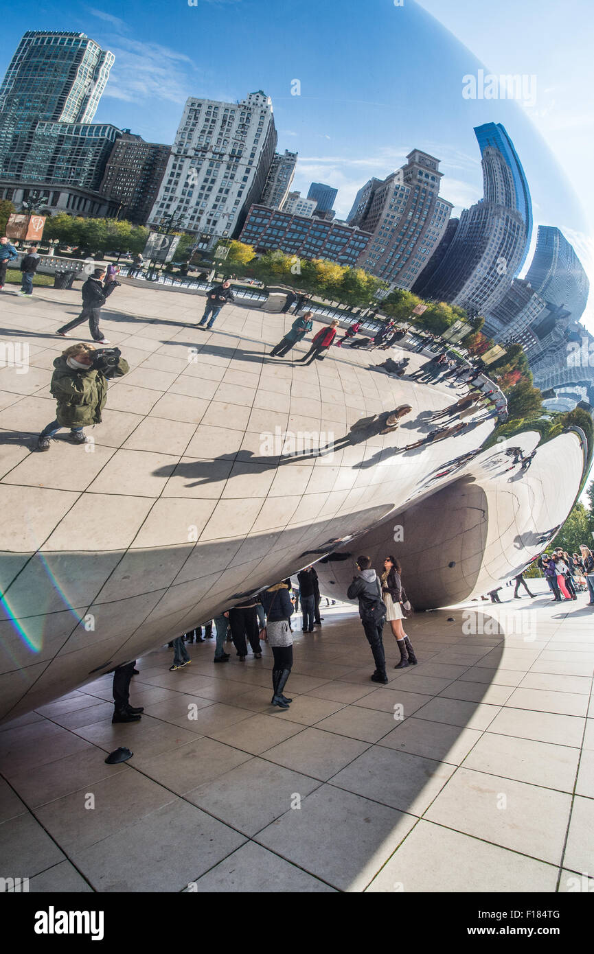 Visitatori al Cloud Gate, il fagiolo, Chicago, il Millennium Park Foto Stock