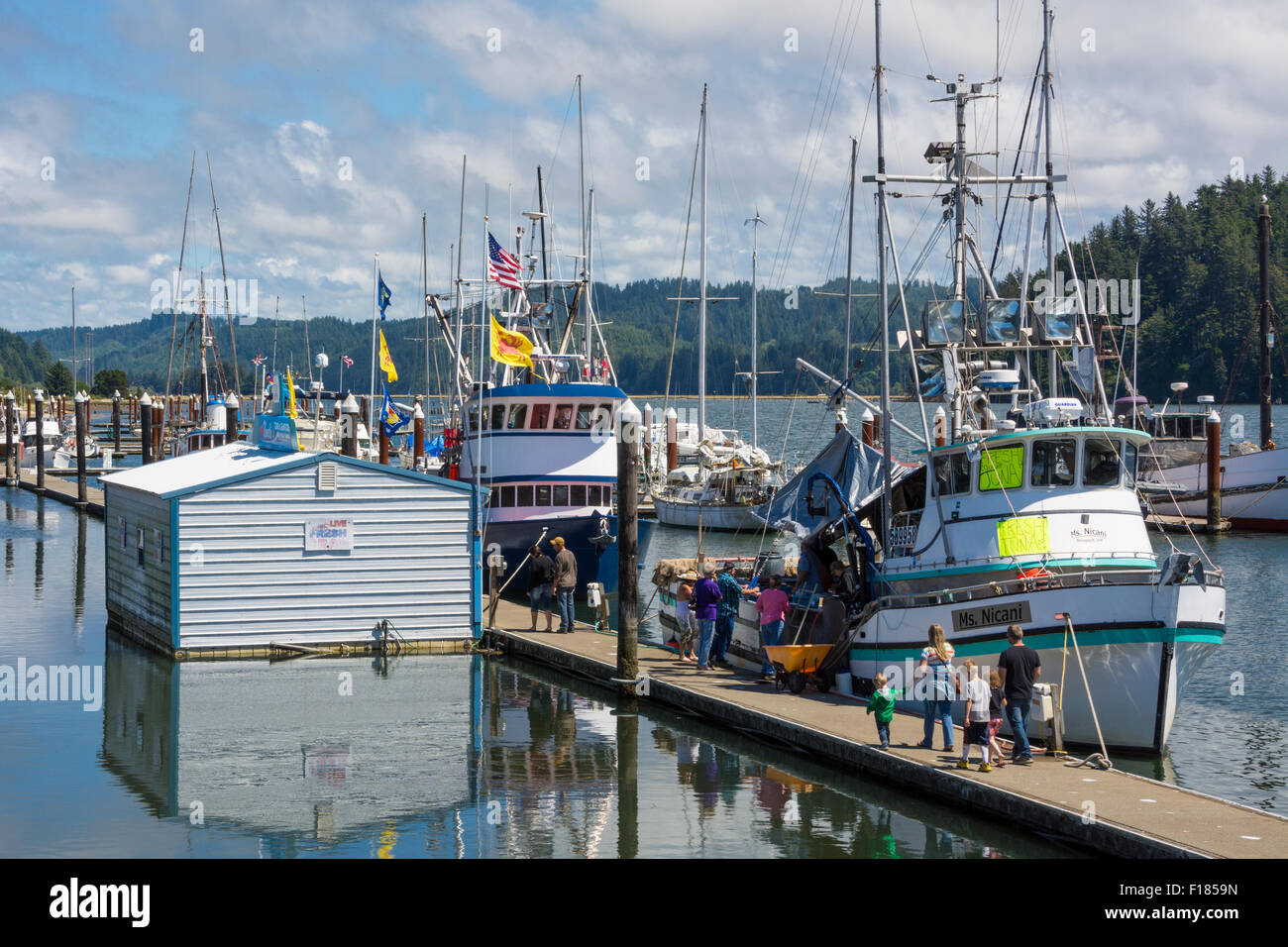 Barche da pesca a docks sul fiume Siuslaw nella Città Vecchia Firenze sulla centrale di Oregon Coast. Foto Stock