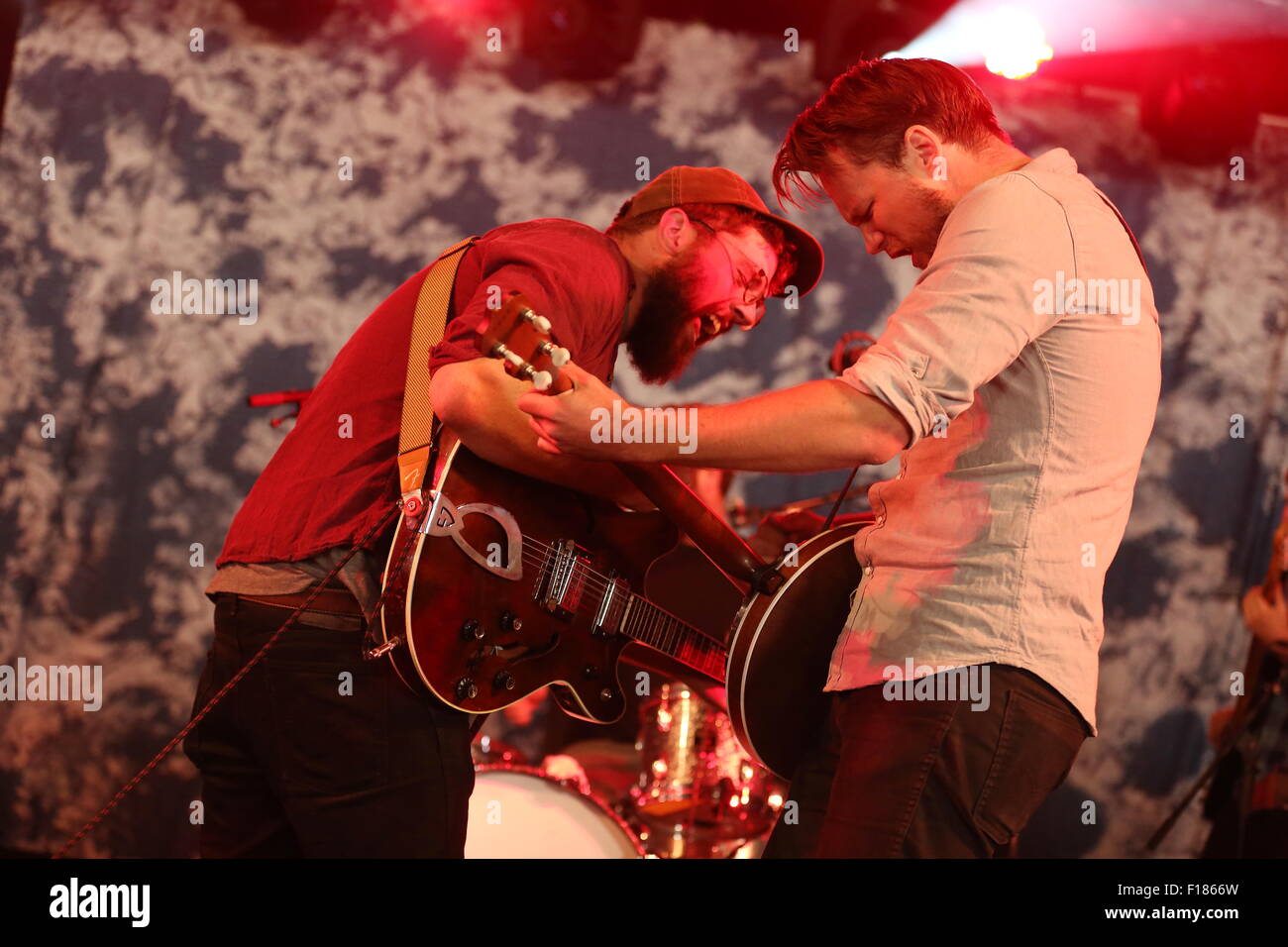 Leeds, nello Yorkshire, Regno Unito. 29 Agosto, 2015. Bear's Den eseguire live sul Festival Repubblica stadio a Leeds Festival 2015 Foto Stock