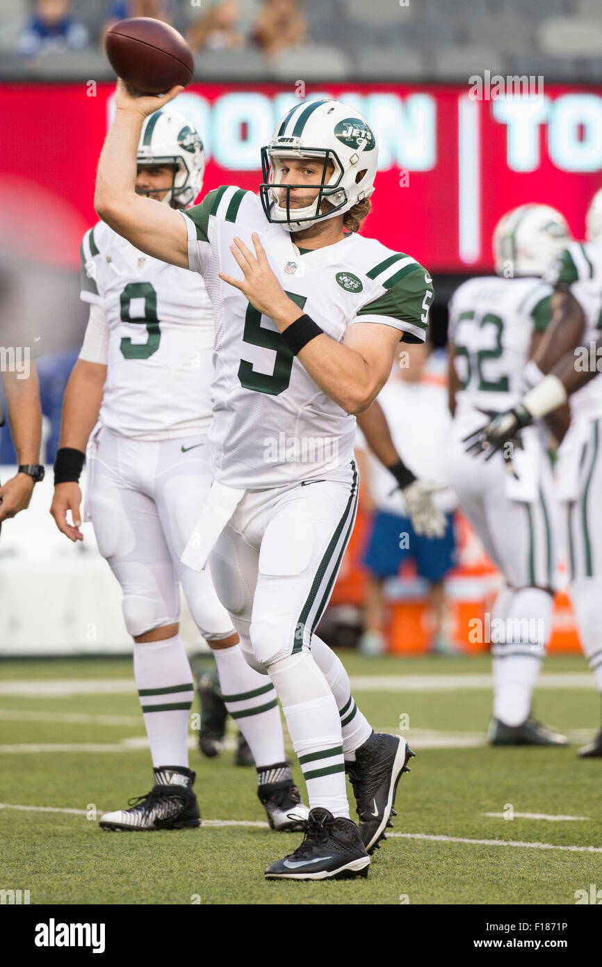 East Rutherford, New Jersey, USA. Il 29 agosto, 2015. New York getti quarterback Matt Flynn (5) lancia la palla durante il warm-up prima di NFL preseason game tra il New York getti e New York Giants a MetLife Stadium di East Rutherford, New Jersey. Credito: Cal Sport Media/Alamy Live News Foto Stock
