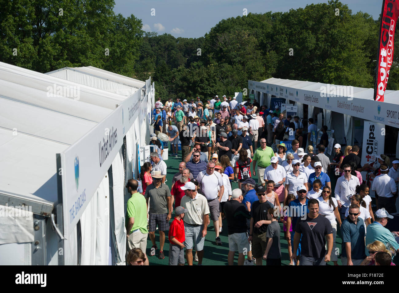 Edison, NJ, Stati Uniti d'America. Il 29 agosto, 2015. Una vista generale della folla durante il terzo round della Barclays Fed Ex Campionato a Plainfield Country Club in Edison, NJ. Kostas Lymperopoulos/CSM/Alamy Live News Foto Stock