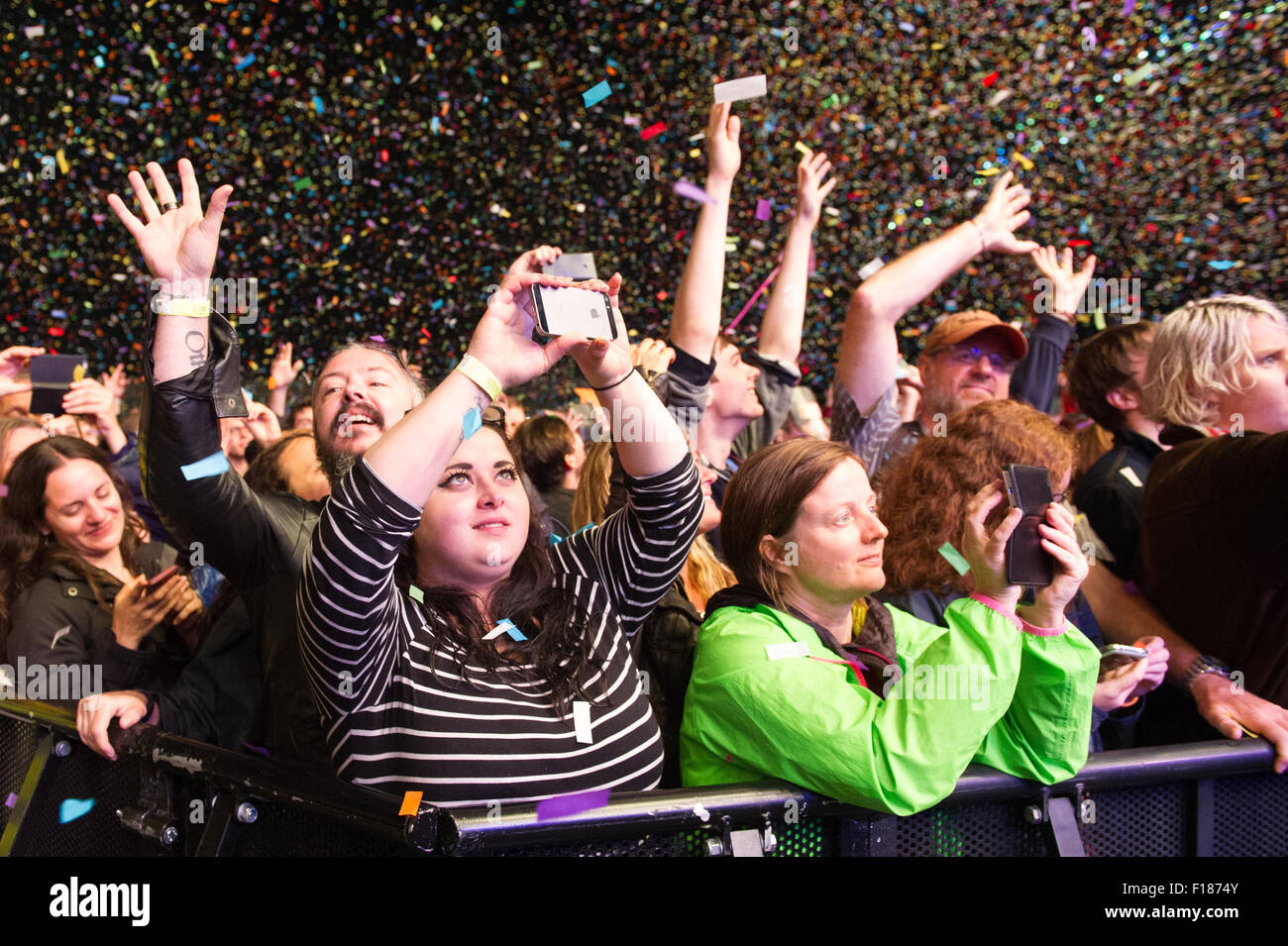 Portsmouth, Regno Unito. Il 29 agosto 2015. Vittorioso Festival - Sabato. La folla si sono salutati in coriandoli durante la headline agire sullo stadio comune - i Flaming Lips. Credito: MeonStock/Alamy Live News Foto Stock